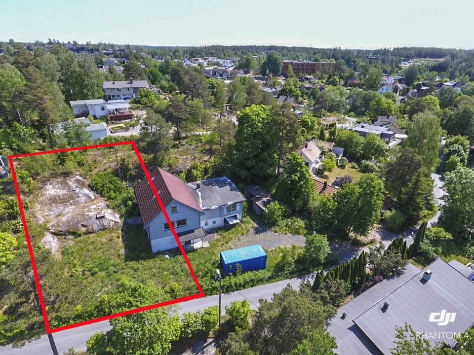 Det foreligger rammetillatelse for oppføring av enebolig og garasje på tomten. Det står i dag et eldre bygg på del av tomten med rivetillatelse på. Galleribilde