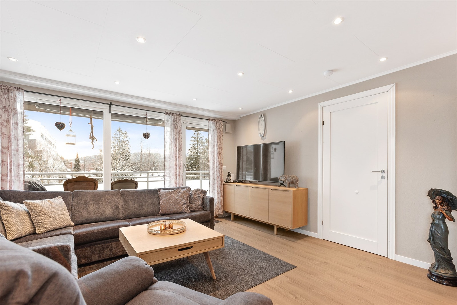 Rommet har store vindusflater som slipper inn rikelig med naturlig lys og gir en god atmosfære i leiligheten. Galleribilde