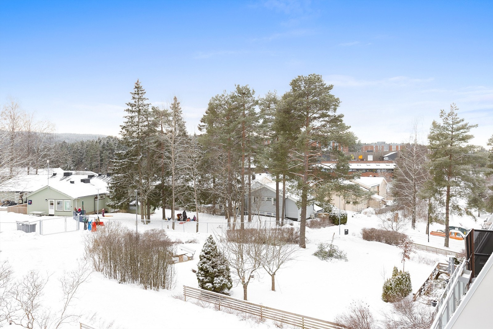 Her har du utsikt over nærområde fra den ene balkongen. Galleribilde