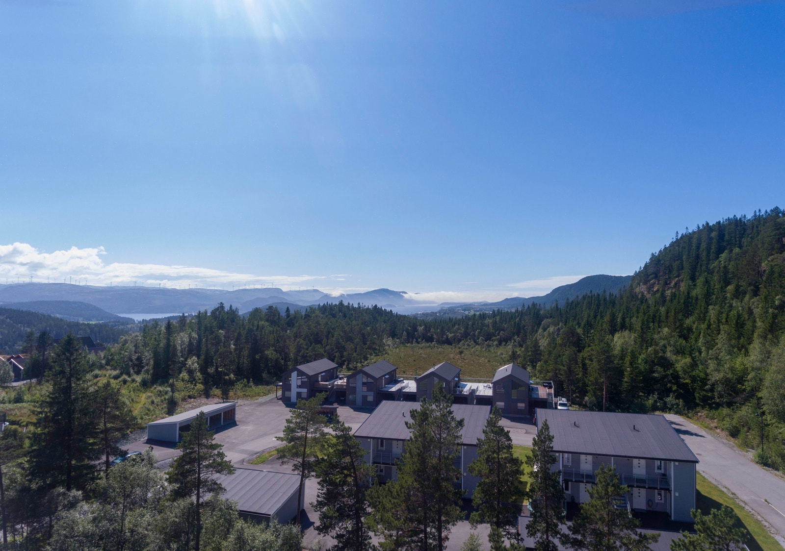 Her ser vi mot nybygde hus og leiligheter i søndre del av Prestgårdshaugen Galleribilde