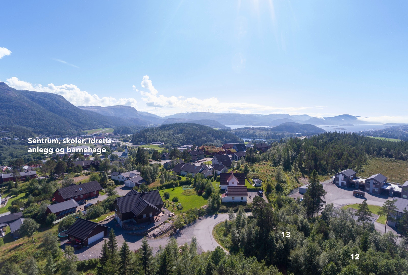 Prestgårdshaugen ligger ca. 3 minutters kjøring med bil eller 13-15 minutters gange fra Åfjord sentrum Galleribilde