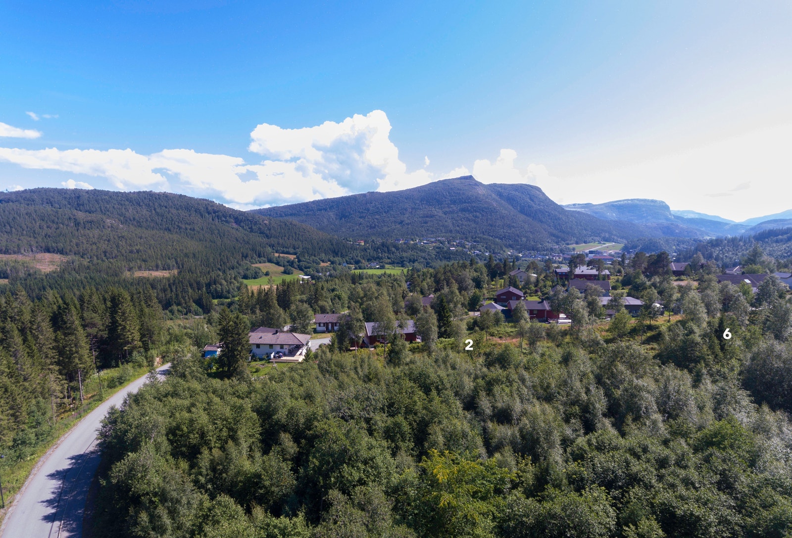 Tomtene 2 og 6 ligger i front mot det etablerte boligområde nedenfor Galleribilde