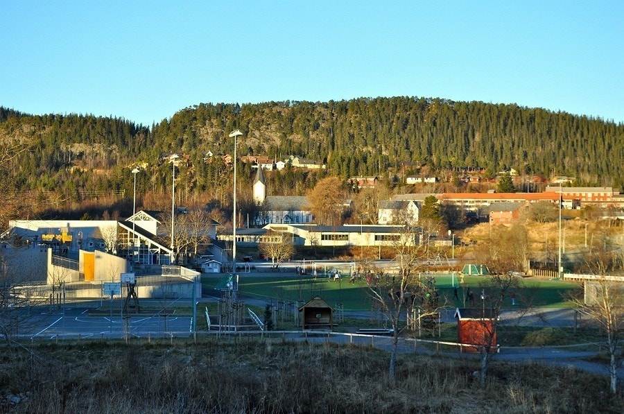 Skolen har flott utendørsanlegg som brukes i skoletida Galleribilde