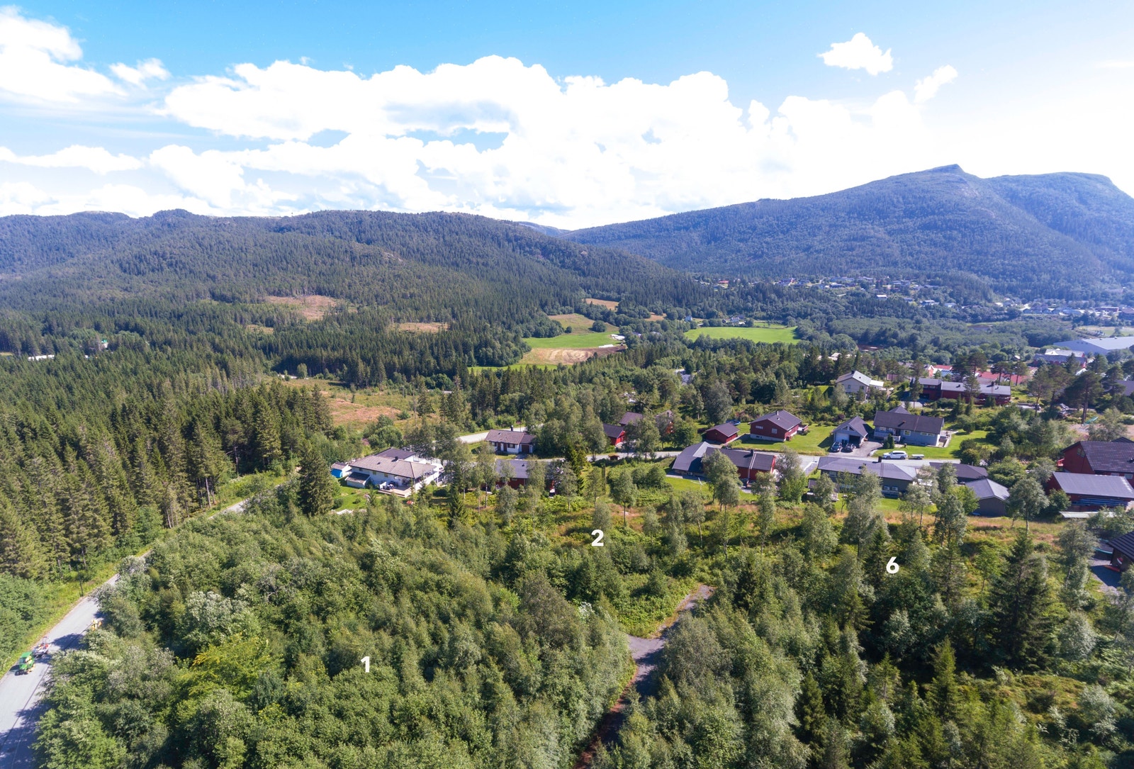 Tomteområdet har fritt utsyn i tre himmelretninger med Petrusfjellet i bak-kant Galleribilde
