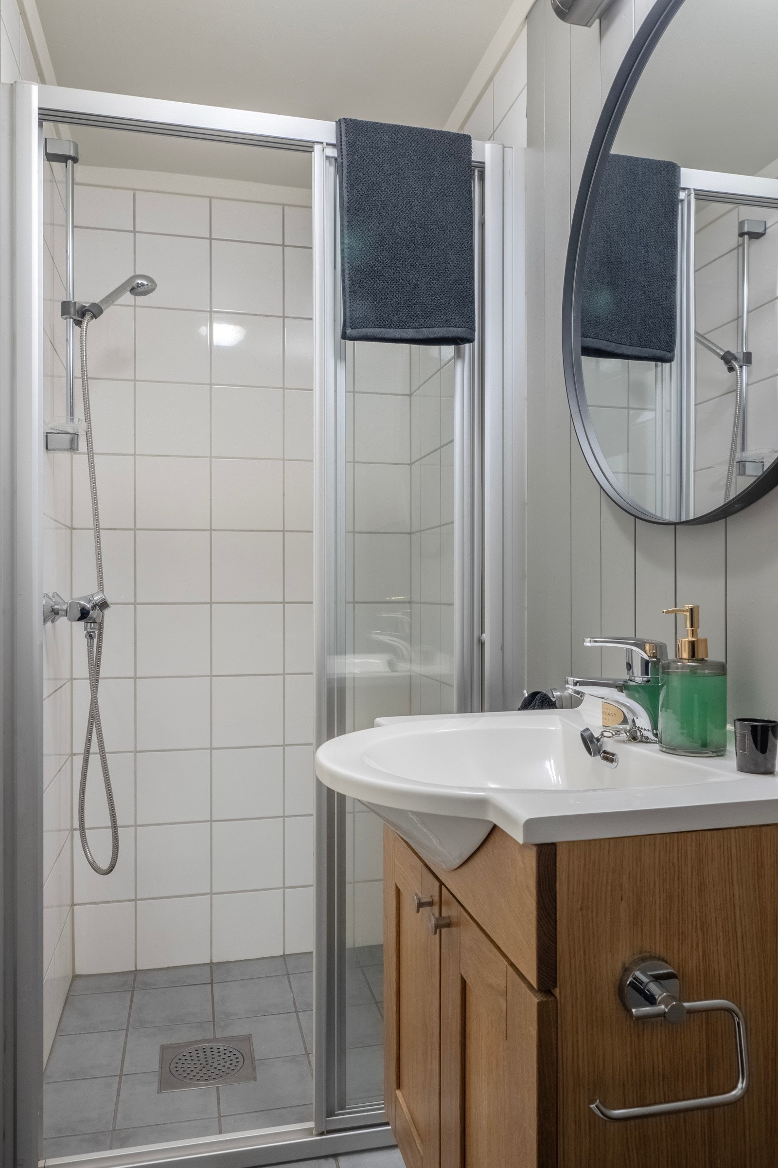 Leiligheten har to lyse og koselige bad i lik utførelse, ett i hver etasje. Galleribilde