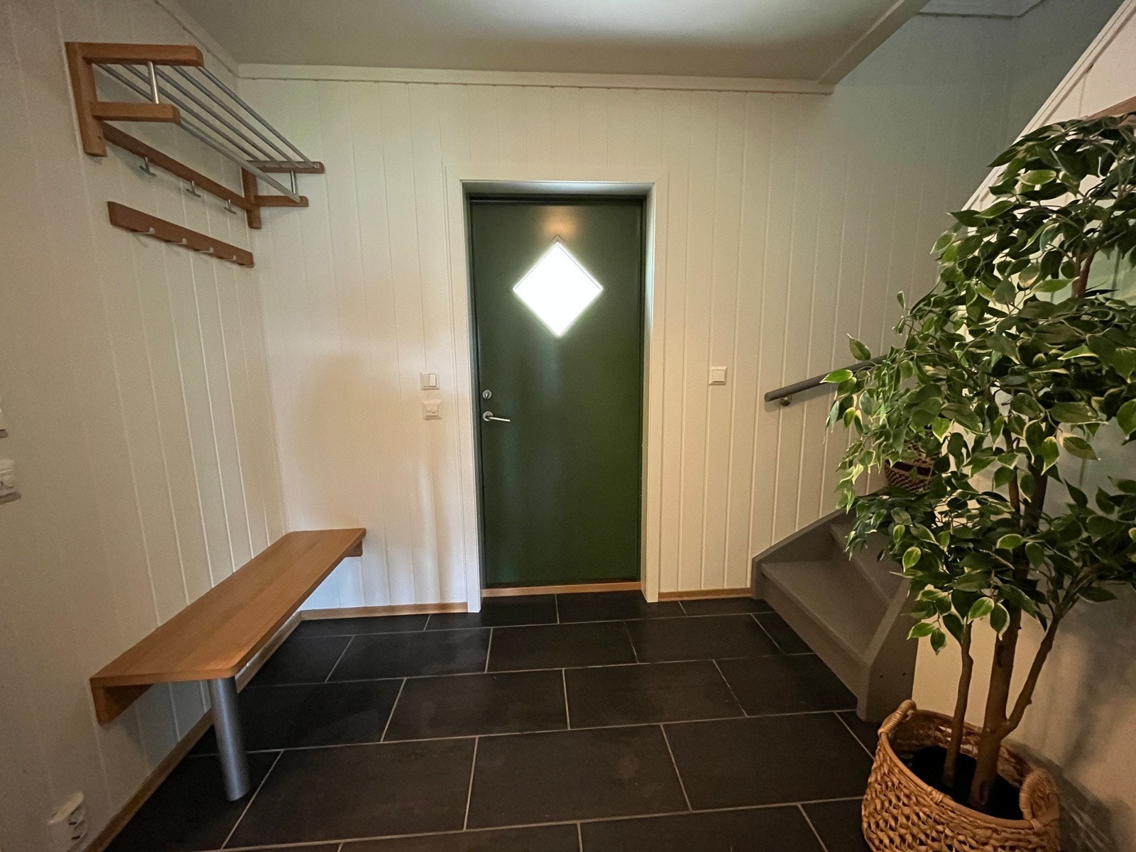 God plass til å henge fra seg yttertøyet i gangen. Galleribilde