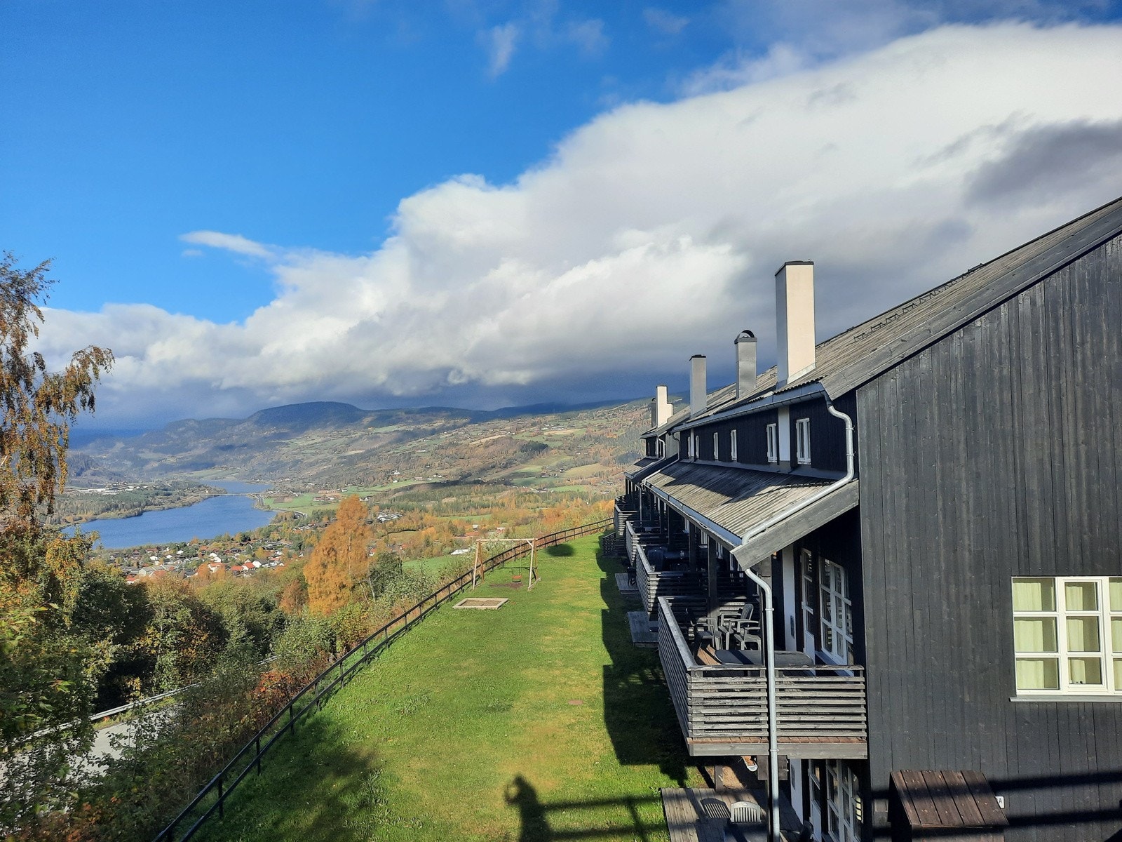 Fra leiligheten er det meget gode solforhold og fantastisk utsikt over Gudbrandsdalen. Galleribilde