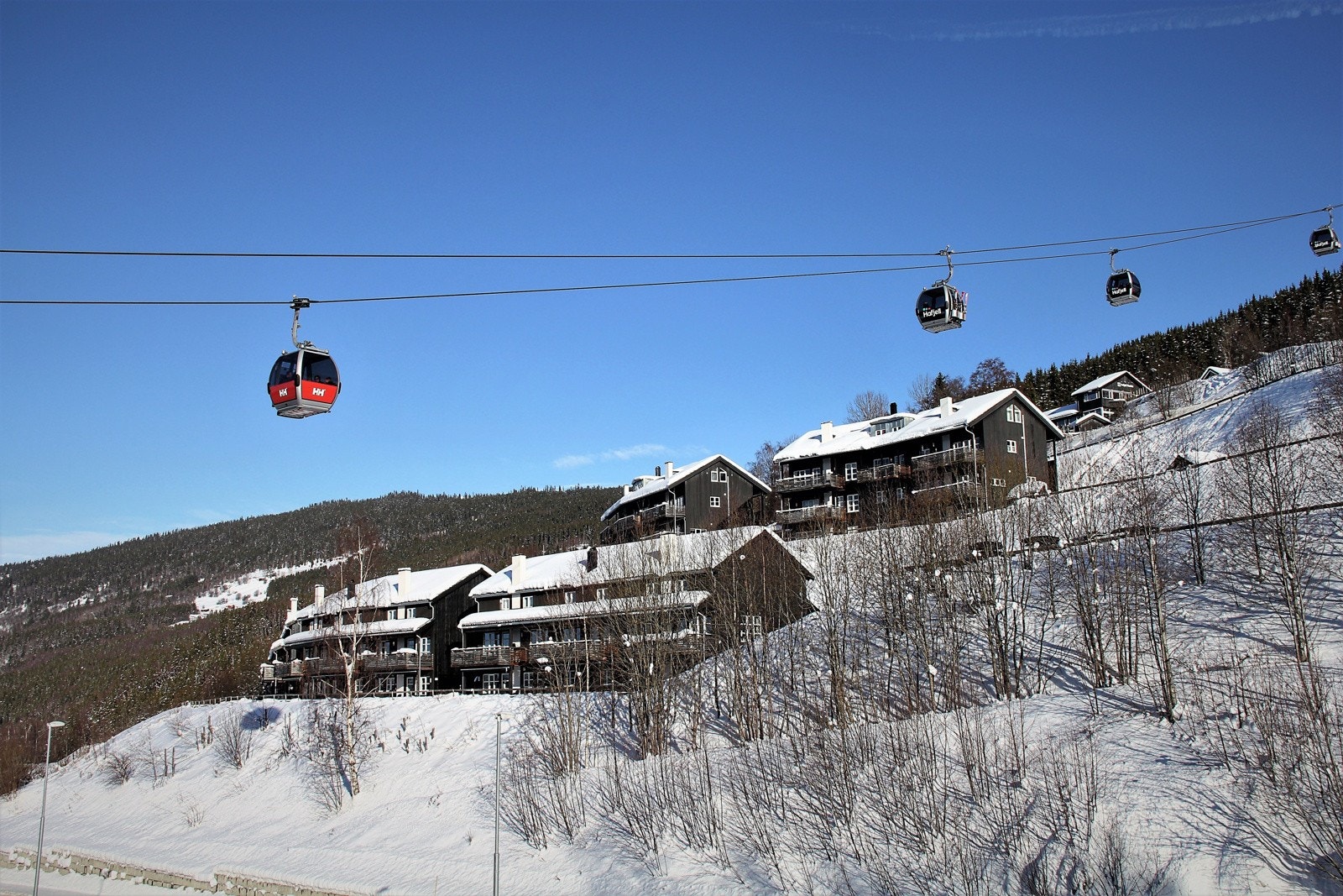 Gondolheisen som passerer tunet tar deg raskt og effektivt til milevis med velpreparerte langrennsløyper på fjellet. Galleribilde
