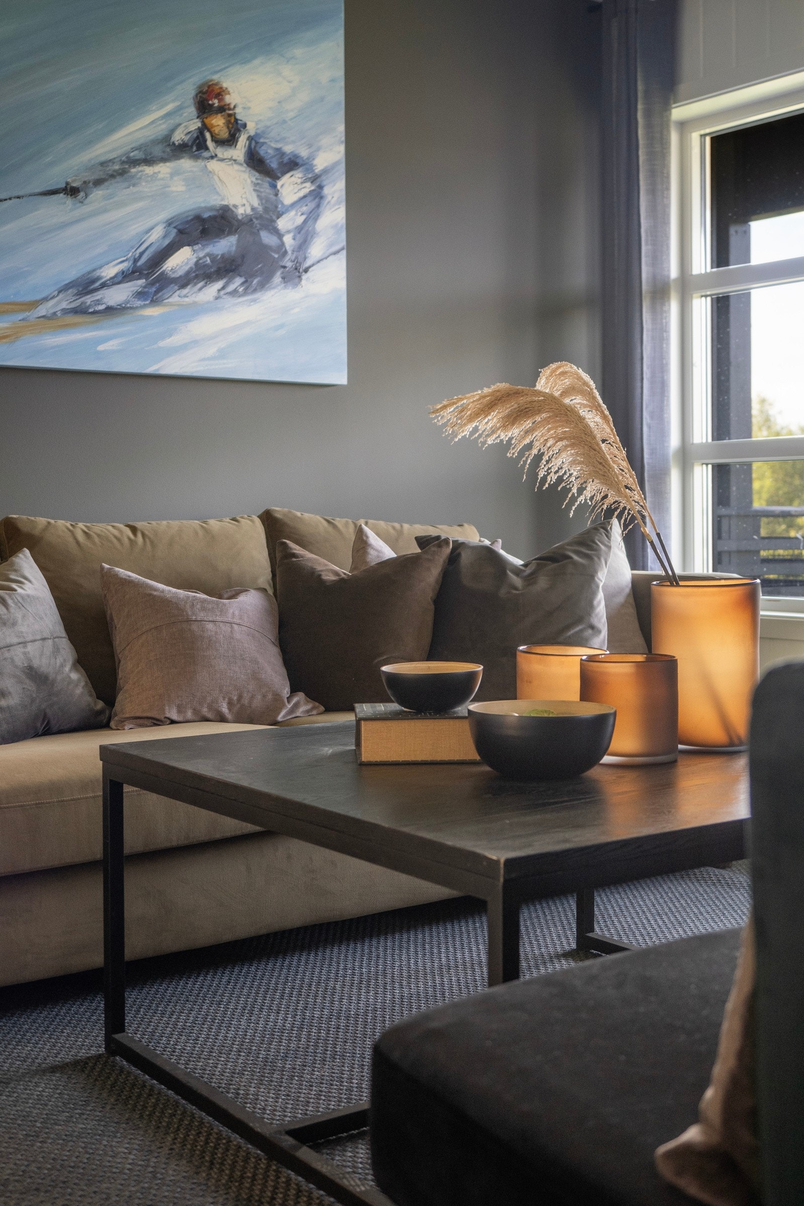 Stuen har plass til både sofagruppe og spisestuemøbler. Galleribilde