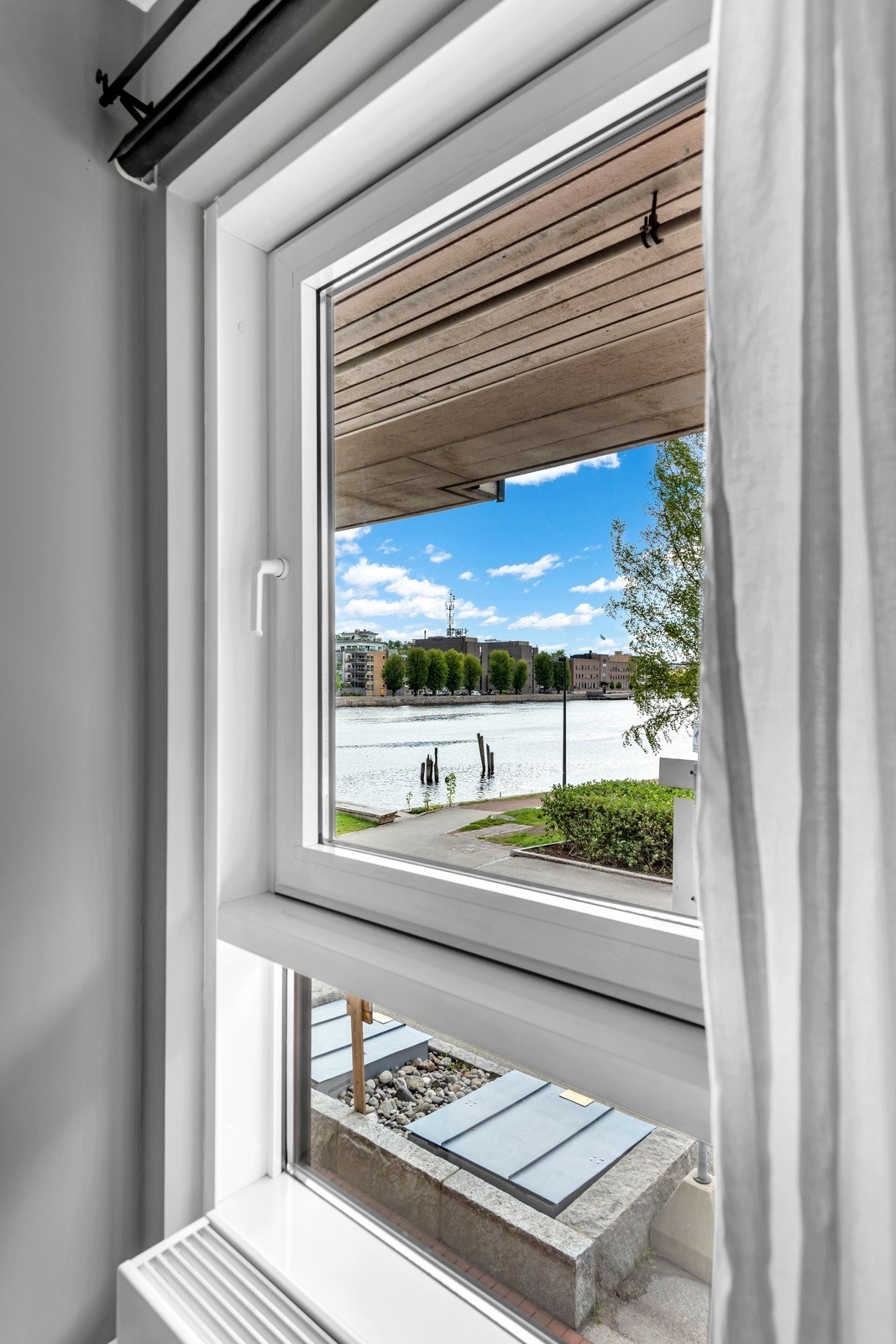 Utsikt mot Drammenselva fra vindu Galleribilde