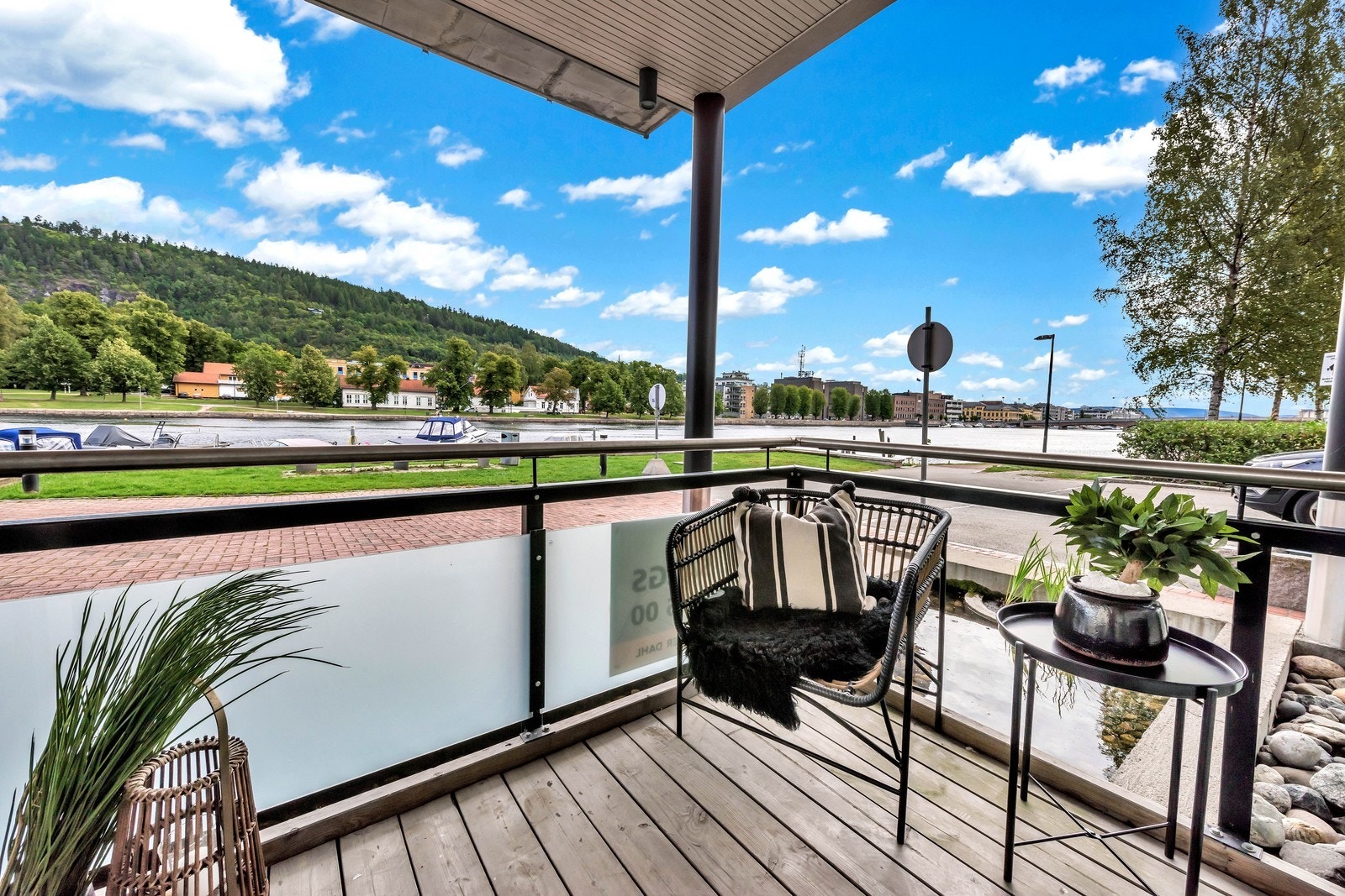 Hyggelig overbygd terrasse med utsikt over Drammenselva. Plass til utemøbler. Utgang fra stue Galleribilde