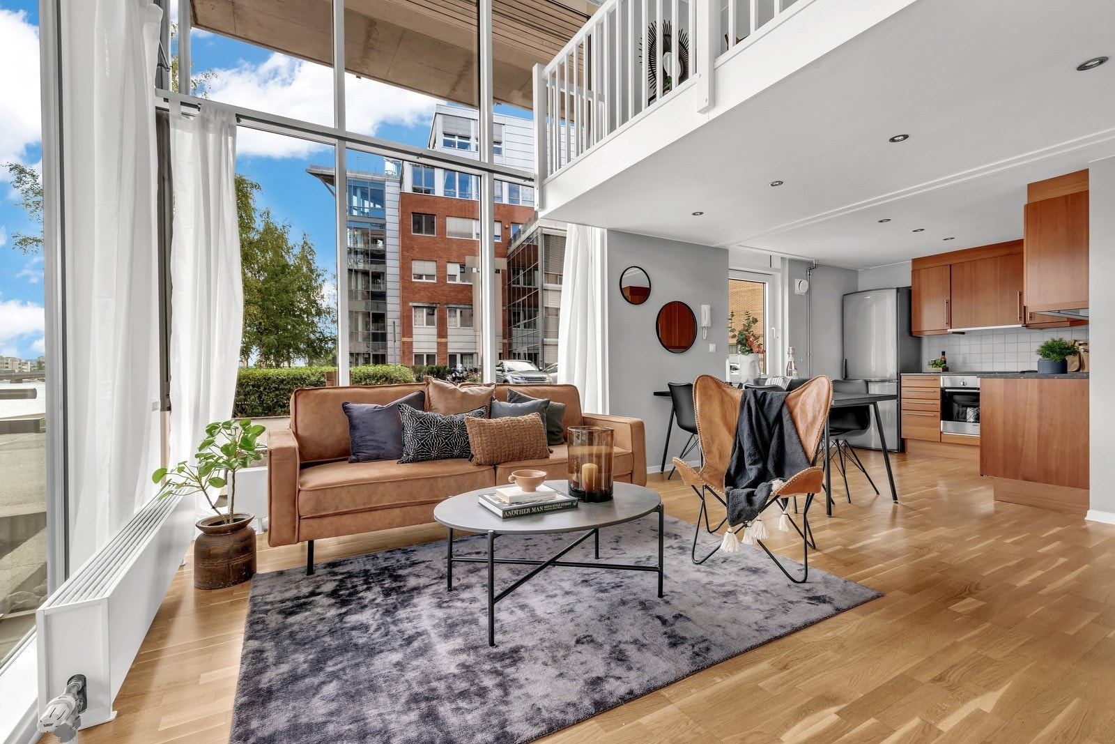 Høyt og unikt vindu som slipper inn mye lys. Direkte utgang til terrasse fra stuen Galleribilde