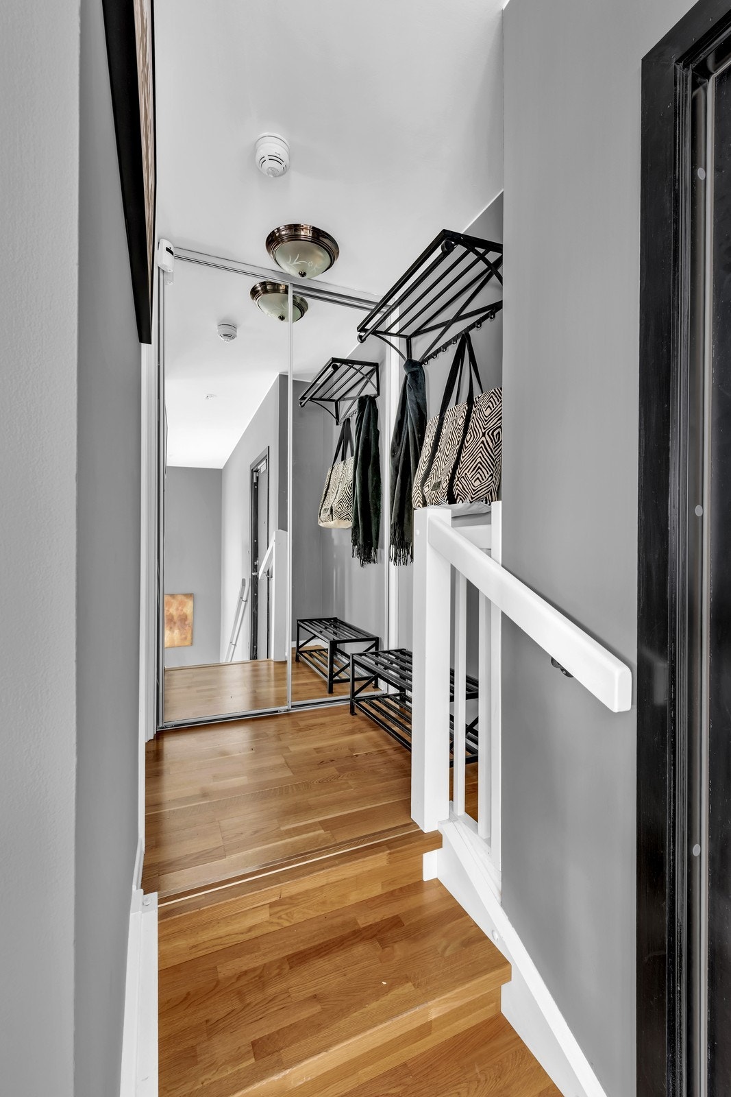 Gang med skyvedørsgarderobe. Plass til yttertøy og sko Galleribilde
