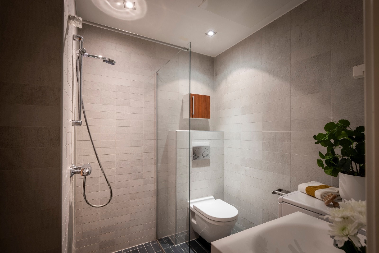 Pent flislagt bad med varmekabler og downlights. Galleribilde