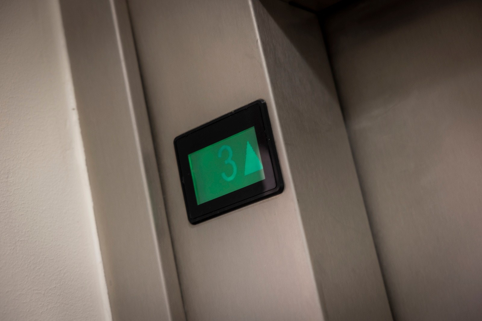 Leiligheten ligger i bygningens 3. etasje med enkel adkomst via heis/trappeoppgang. Galleribilde