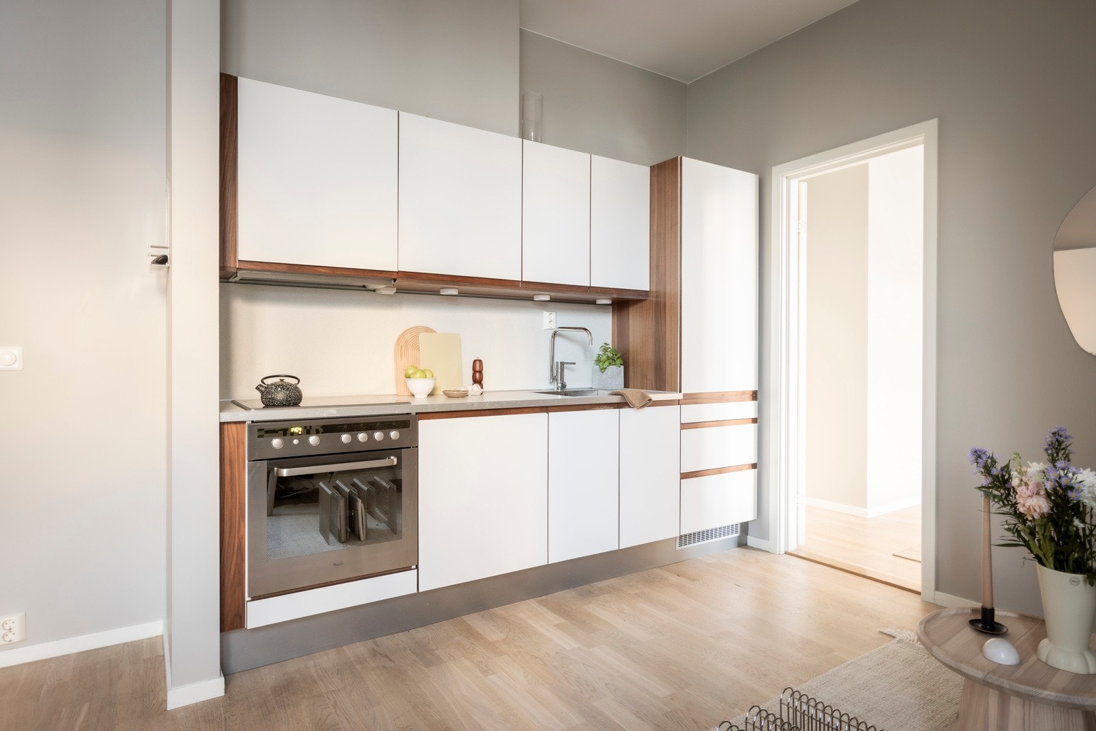 Kjøkkenet er utstyrt med nedfelt keramisk topp, integrert komfyr, oppvaskmaskin og kjøleskap. Galleribilde