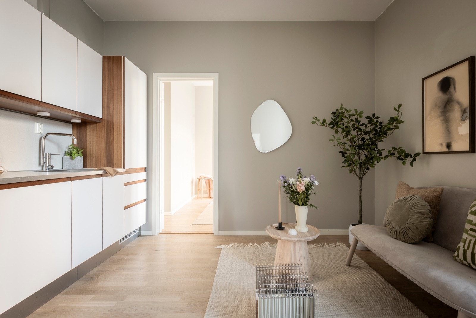 Åpen stue-/kjøkkenløsning med plass til sofa med tilhørende møblement. Galleribilde