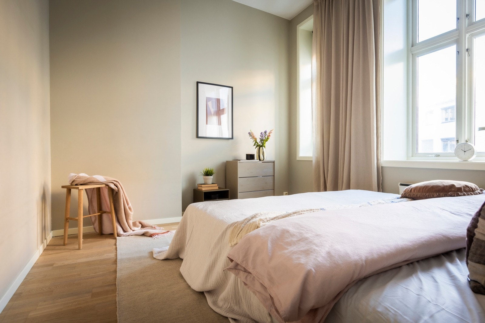 Lyst soverom med plass til dobbeltseng og garderobeløsning. Galleribilde