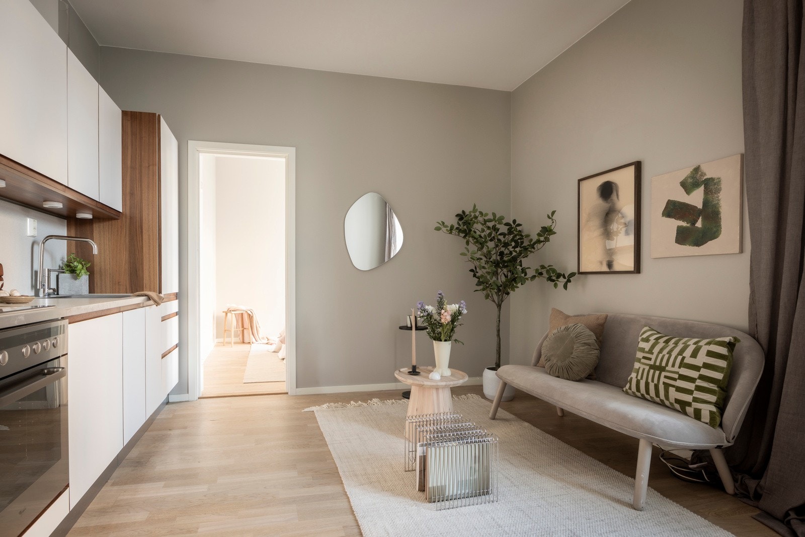 Fra stuen/kjøkken er det inngang til leilighetens soverom, som er stort og luftig. Galleribilde