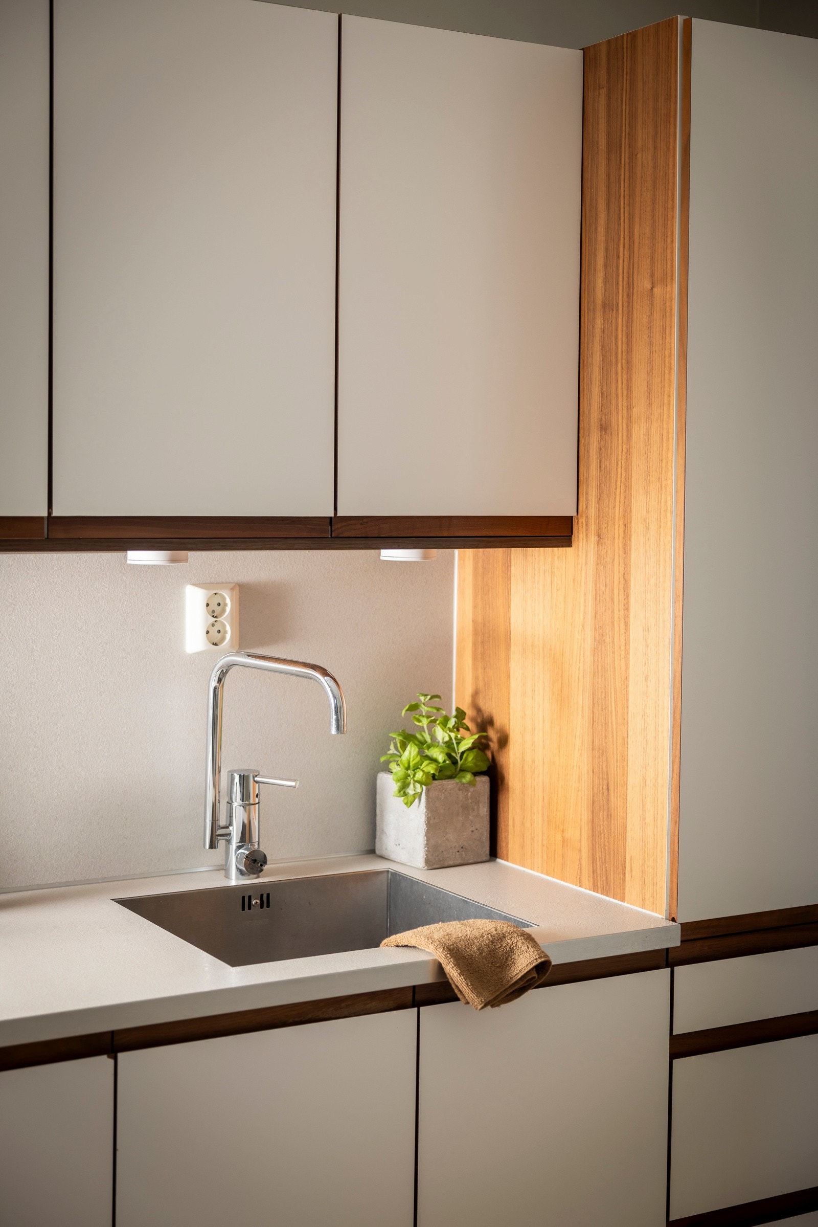 Laminat benkeplate med planlimt stålkum. Galleribilde