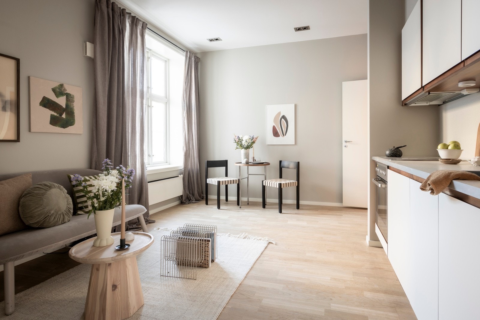 Leiligheten er lysmalt og oppleves luftig med god takhøyde og store vindusflater. Egen spisesone ved vinduet. Galleribilde