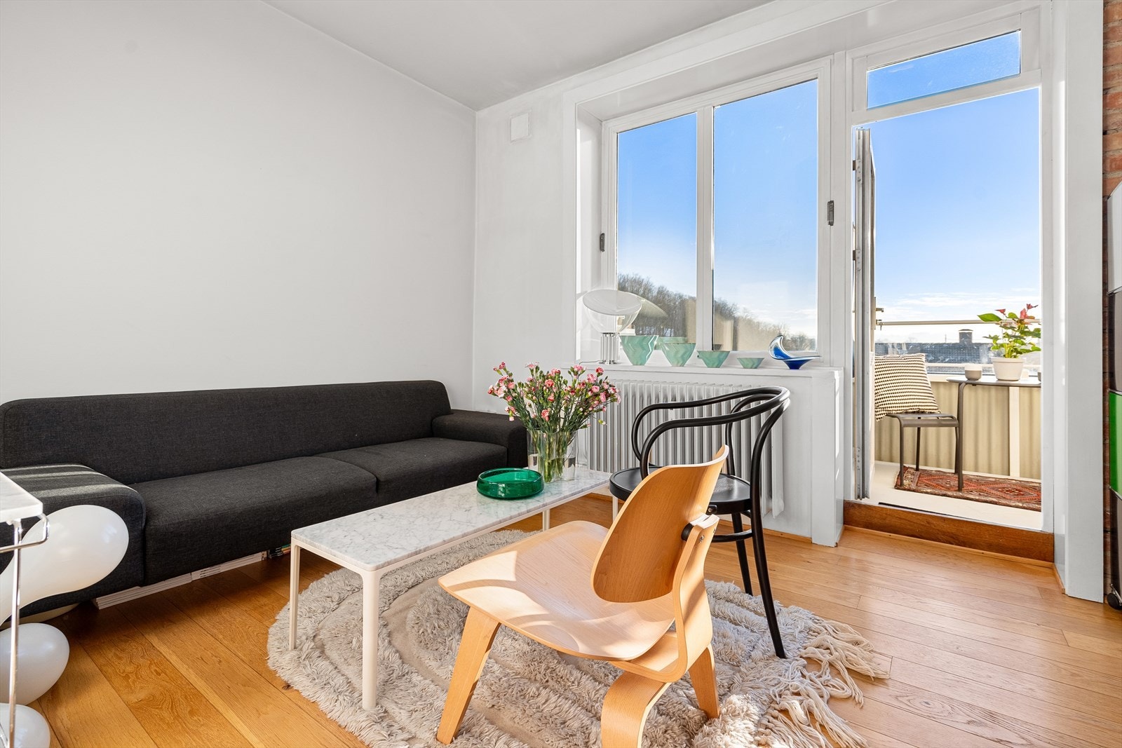 I stuen er det plass til sofagruppe med tilhørende sofabord og tv-benk. Galleribilde