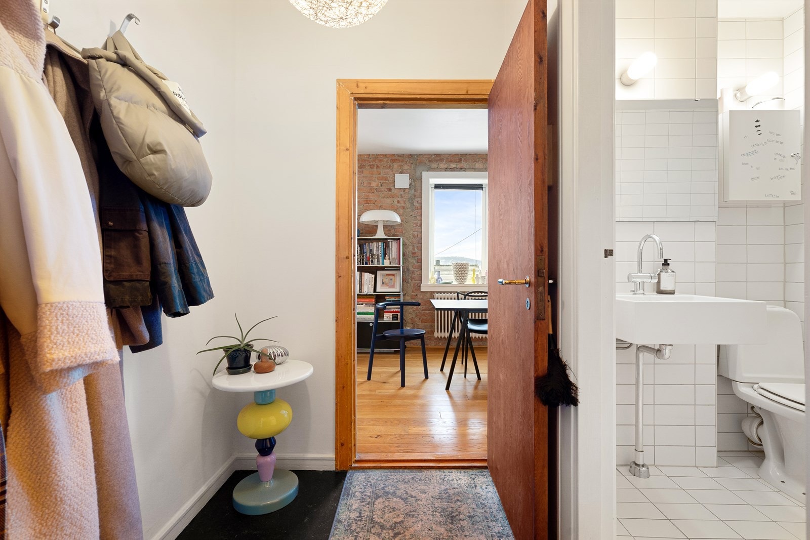 Fra gangen er det adkomst til kott, bad og kjøkken/stue. Galleribilde