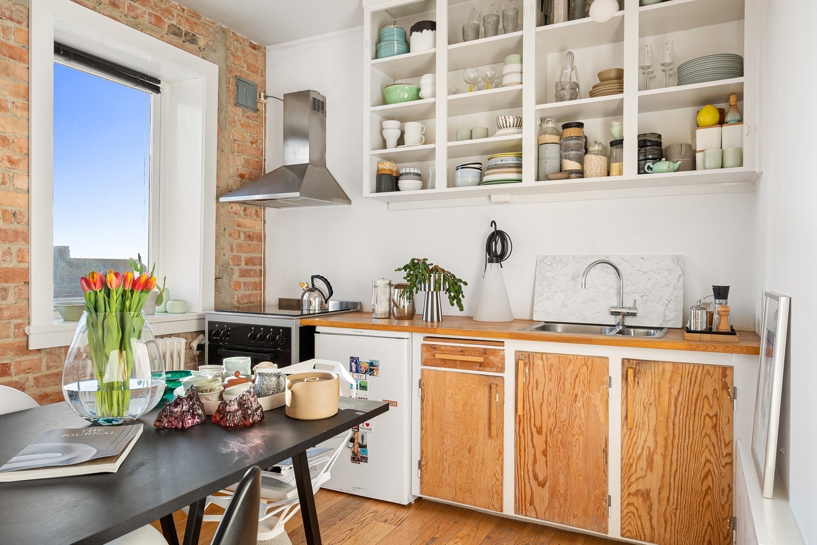 Det er frittstående kjøleskap og komfyr med platetopp. Galleribilde