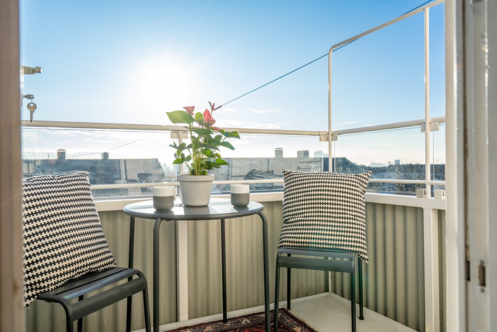 Fra stuen er det utgang til en sydvendt balkong på ca. 3 kvm. Galleribilde