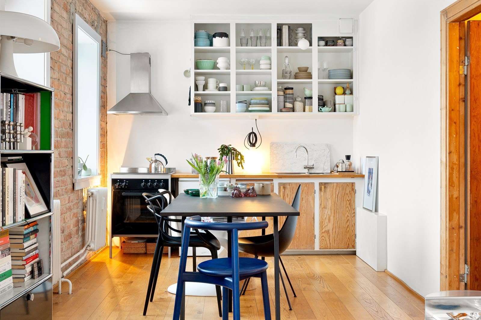 Ved kjøkkenet er det god plass til stor spisegruppe. Galleribilde