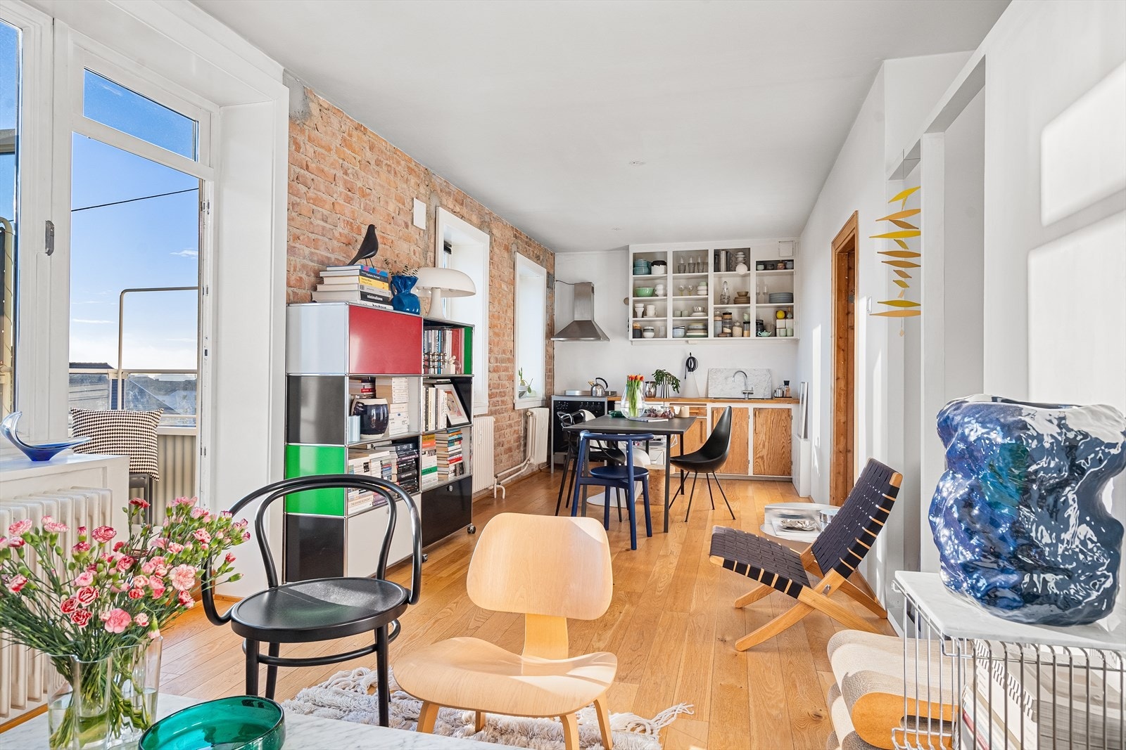 Planløsningen i rommet oppleves naturlig, med klare soner for innredning. Galleribilde