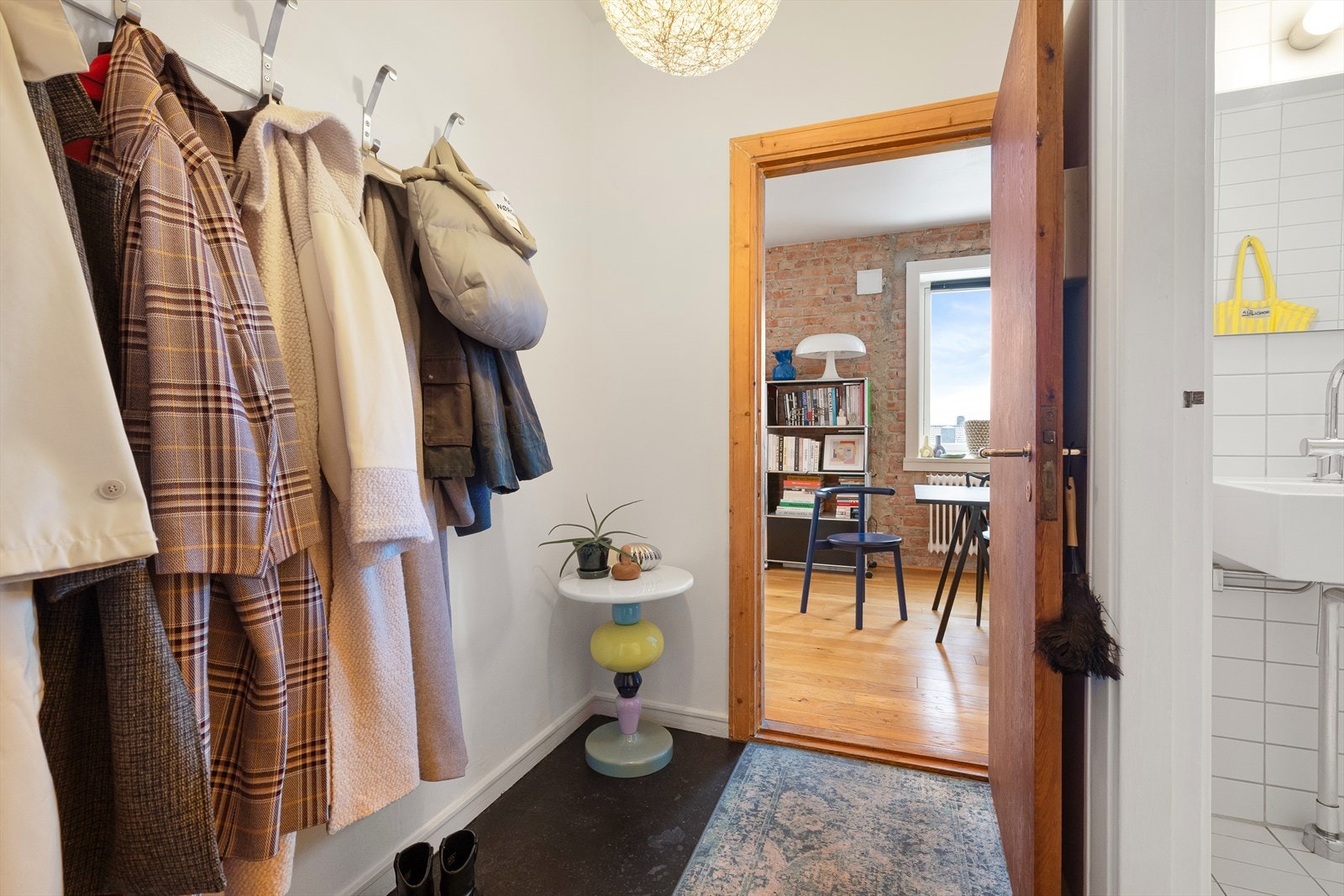 I gangen er det god plass til yttertøy og sko via innebygget skap, knagger og skohylle. Galleribilde