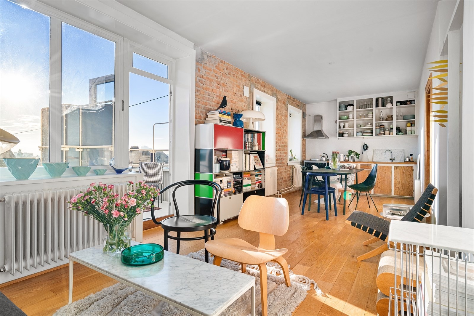 En lys, arealeffektiv og sjarmerende toppleilighet med attraktiv beliggenhet rett ved Ola-Narr. Galleribilde