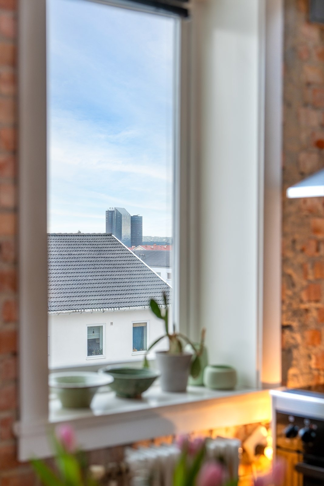 Fra kjøkkenet har du fjordgløtt og ser rett på Ekebergrestauranten. Galleribilde