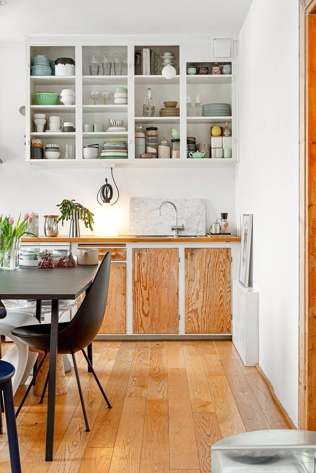 Kjøkkenet er utnyttet til det maksimale med masse lagringsplass i både skap og hyller. Galleribilde