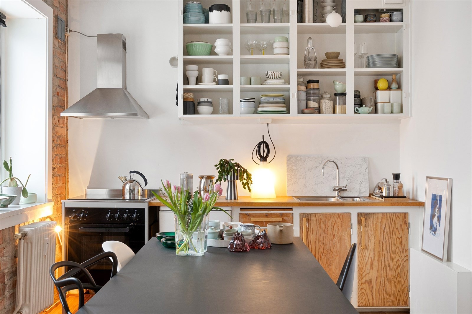 Original kjøkkeninnredning med malte kjøkkenskrog, tredører og heltre benkeplate. Galleribilde