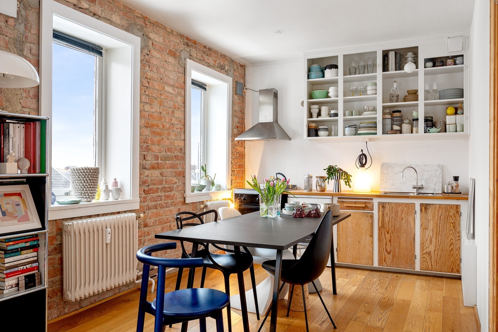 Den karakteristiske teglsteinsveggen er en fin, sjarmerende detalj i rommet. Galleribilde