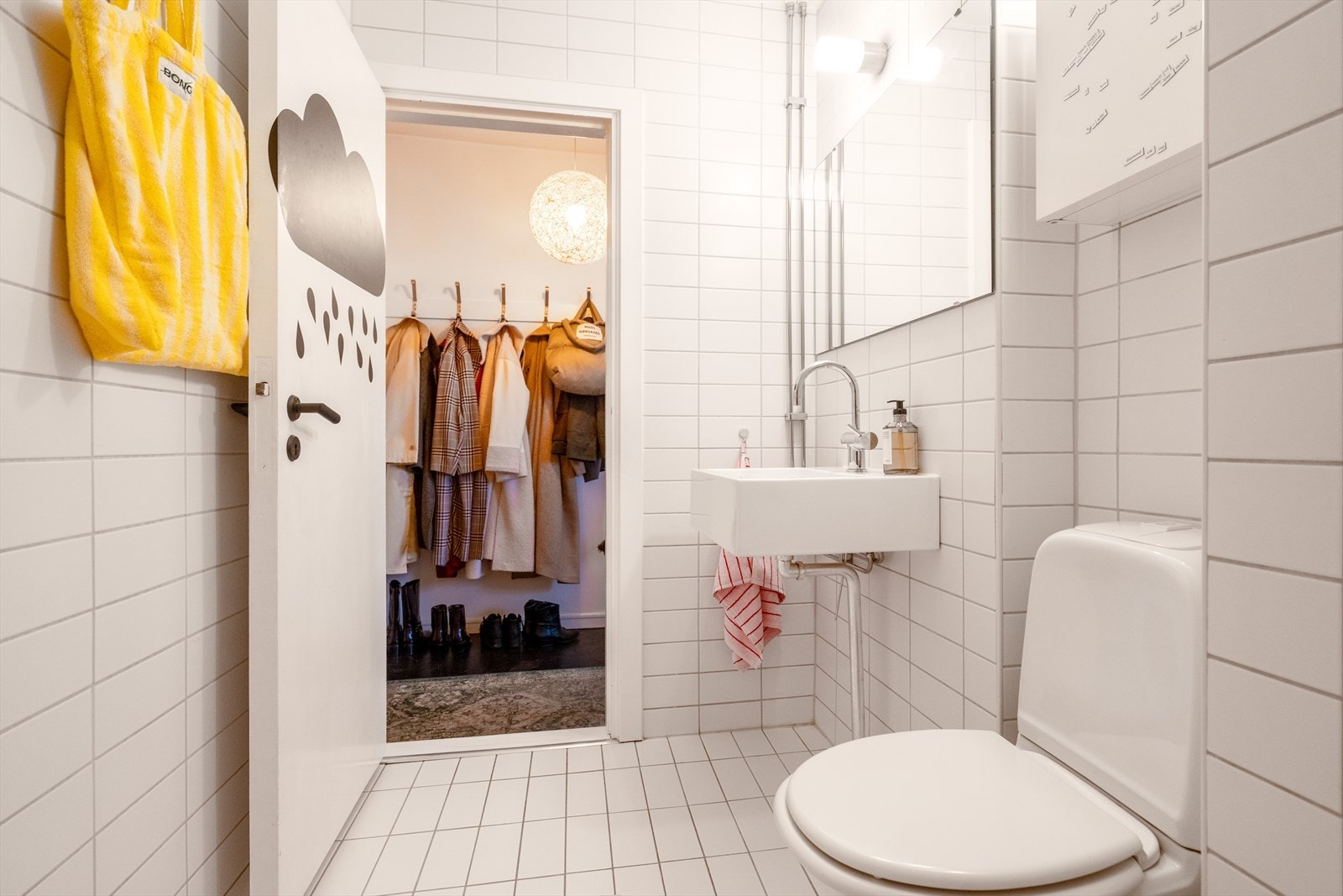 Rommet er utstyrt med dusjhjørne med blandebatteri fra Damixa med to dusjhodet og tappekran, gulvmontert toalett og hvit servant med blandebatteri fra Mora. Galleribilde