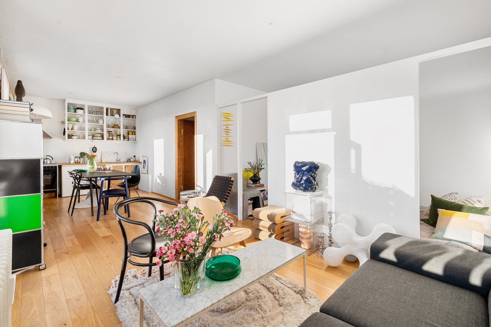 Gjennomtenkt og godt utnyttet planløsning som enkelt kan bygges om til 2-roms (se alternativ plantegning). Galleribilde