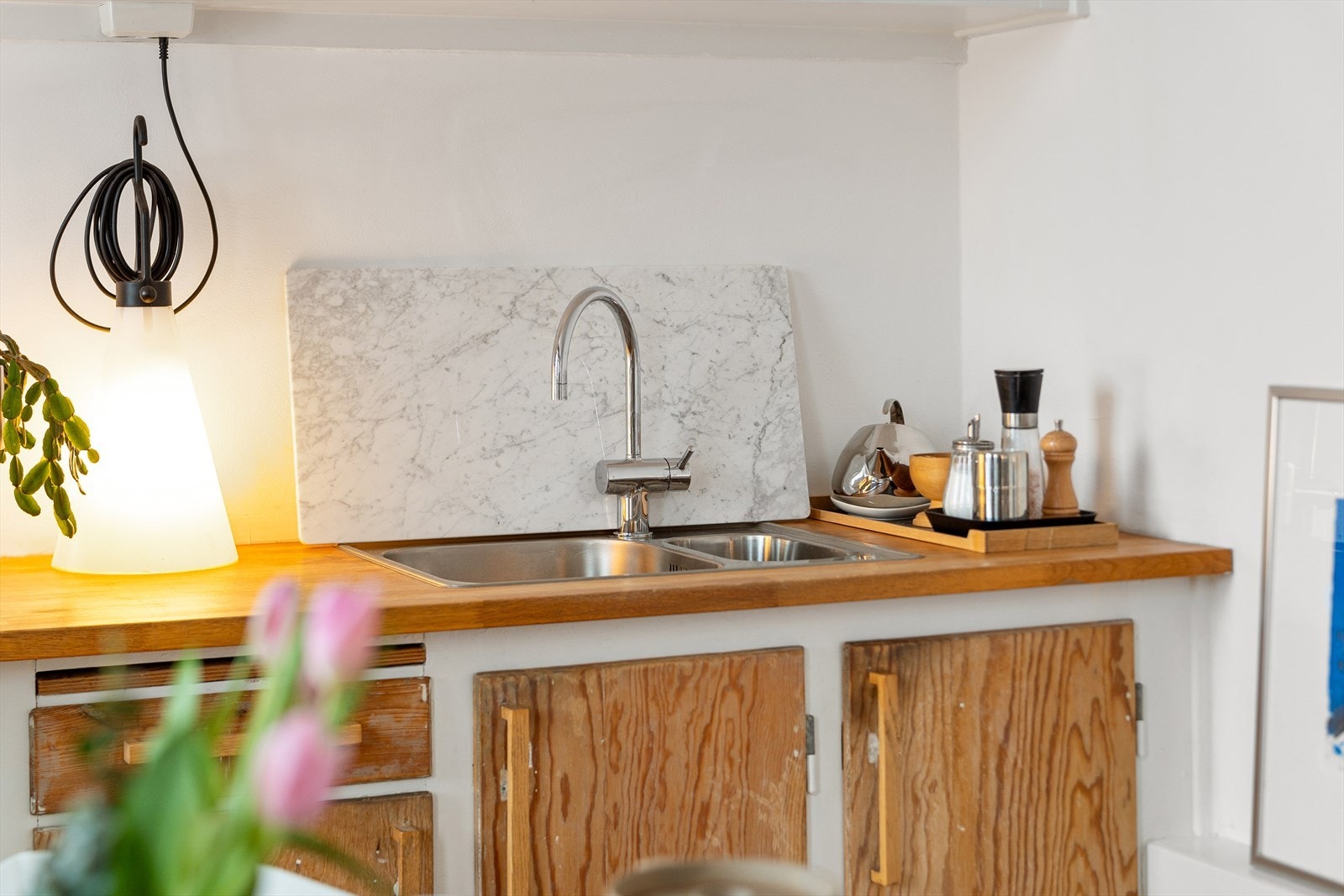 Dobbel oppvaskkum med svingbart blandebatteri fra Mora. Galleribilde