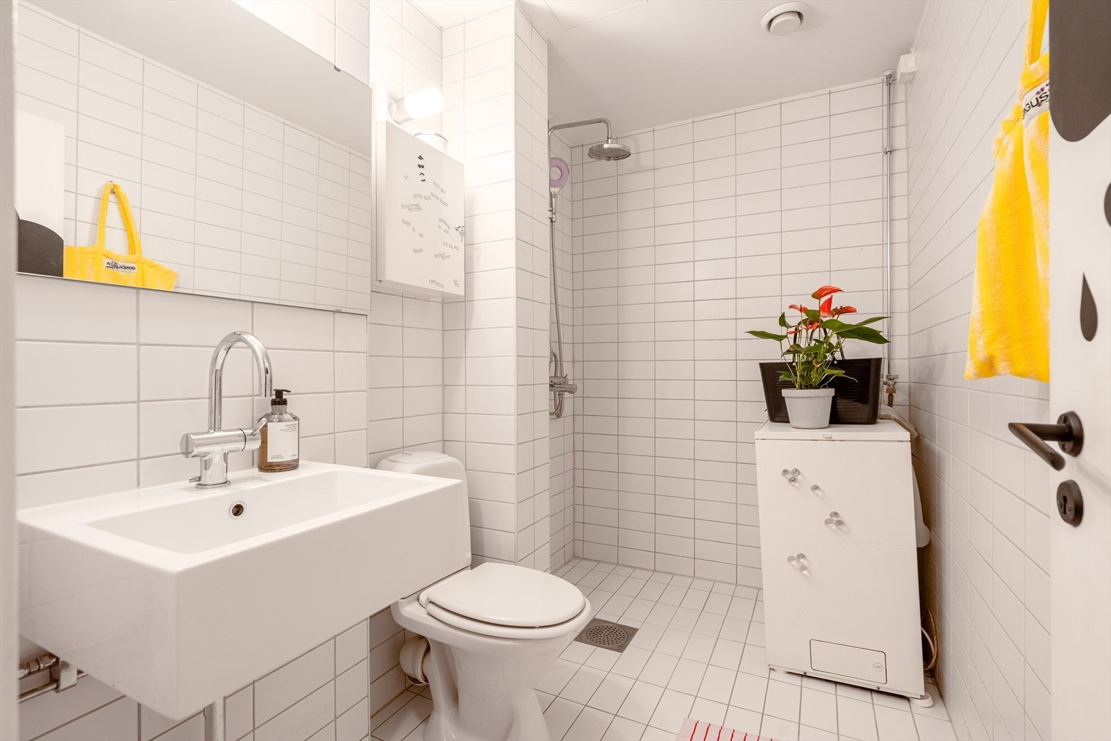 Bad pusset opp i regi av borettslaget i 2005/2006. Badet har flislagte overflater, elektrisk gulvvarme og opplegg for vaskemaskin. Galleribilde