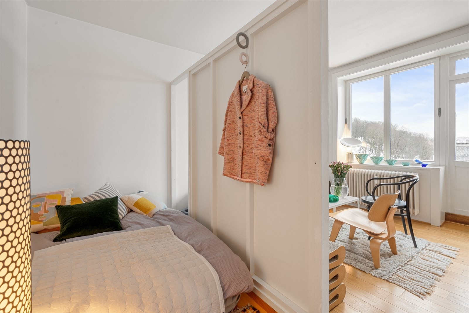 Det er etablert en praktisk, skjermet sovealkove. Galleribilde