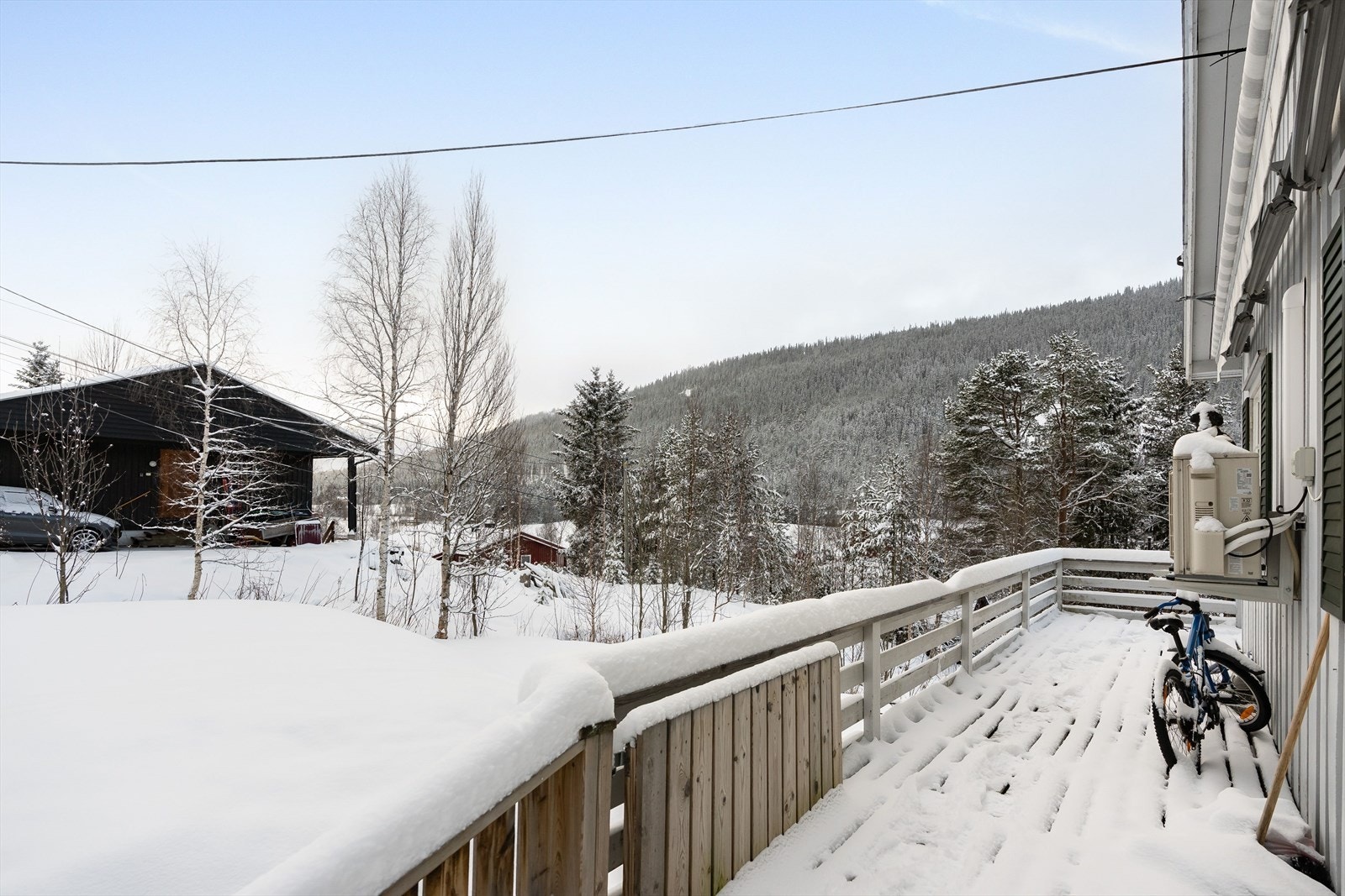 Terrassen strekker seg også langs sørsiden av bolgigen, og på denne siden er det trapp ned til hellelagt gangparti og gårdsplass. Galleribilde