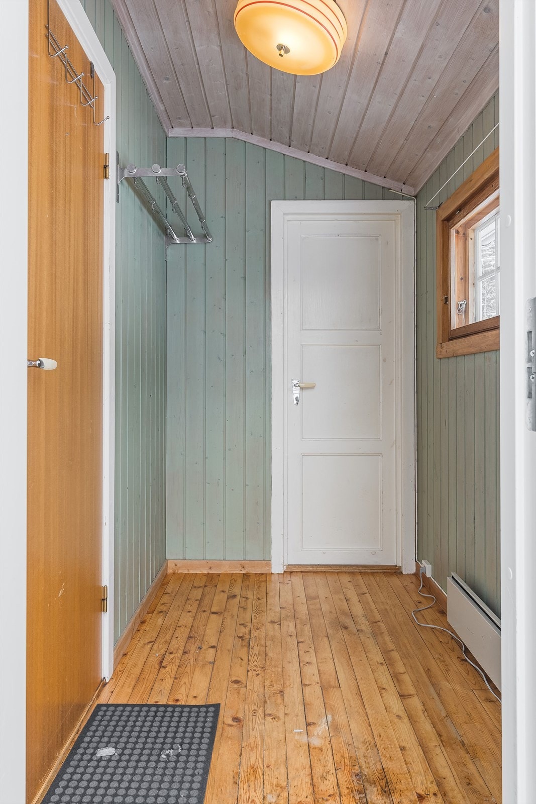 Velkommen inn! Fra inngangspartiet kommer man inn i en gang med opphengsmuligheter for tøy og direkte adkomst til en praktisk bod. Galleribilde
