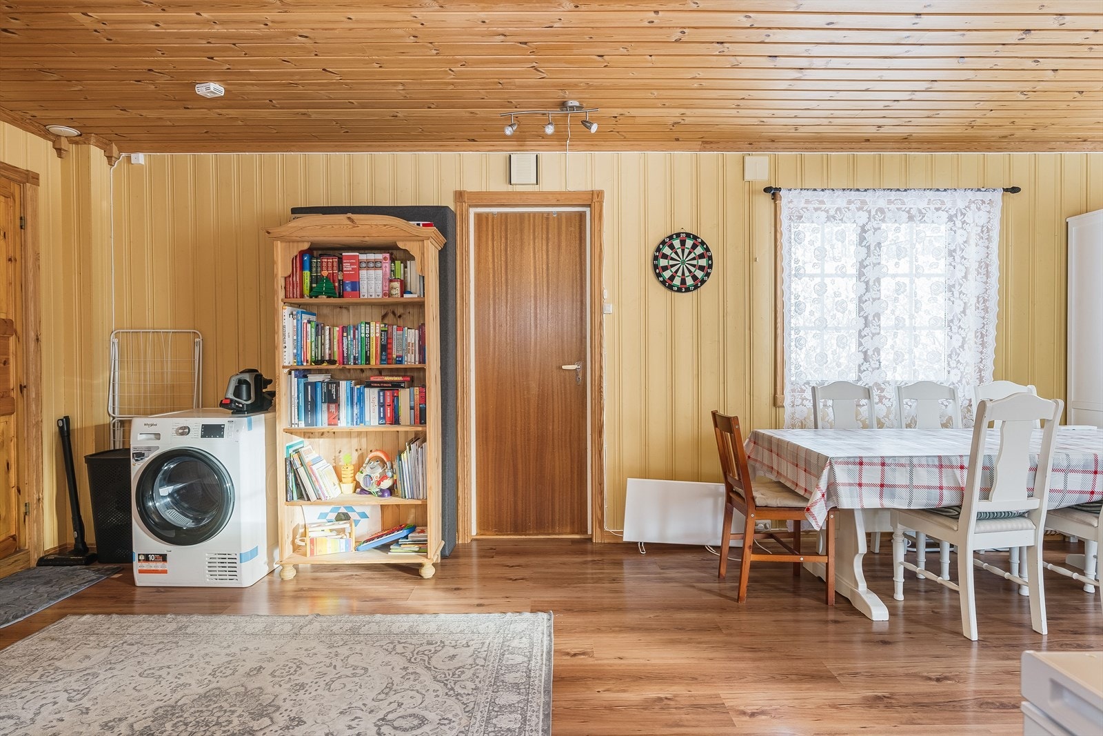 Gangen fører inn til stuerommet i vinkel som ligger med åpen løsning til kjøkkenet. Galleribilde