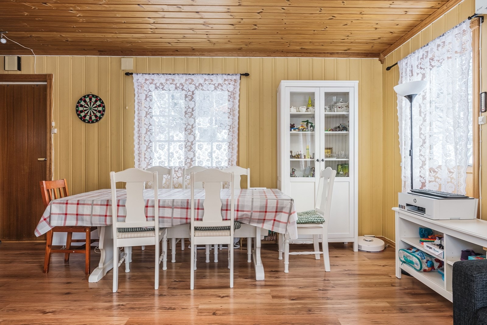 Det er god plass til både sittegruppe og spisegruppe i stuen. Galleribilde