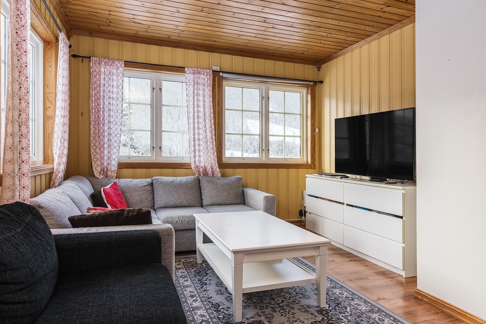 Stuen har en fin krok som egner seg godt for sittegruppe. Galleribilde