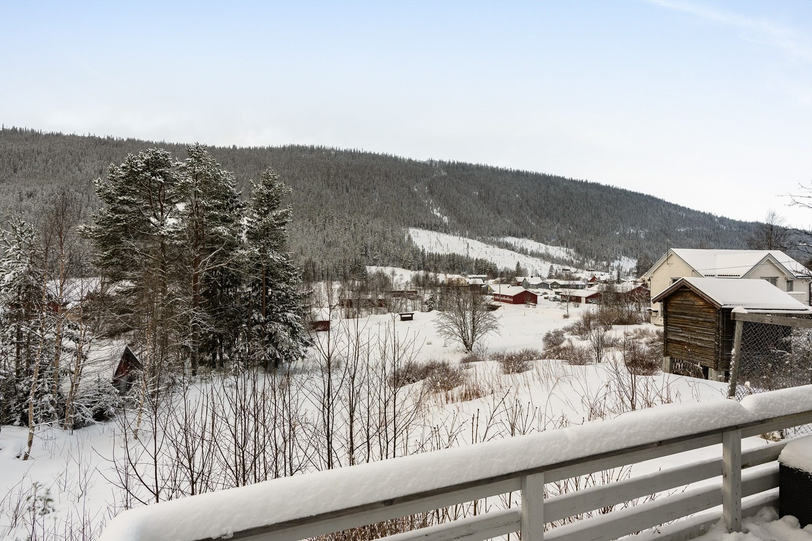 Utsikten mot selve sentrum som ligger i retning vest, sett fra terrassen. Galleribilde