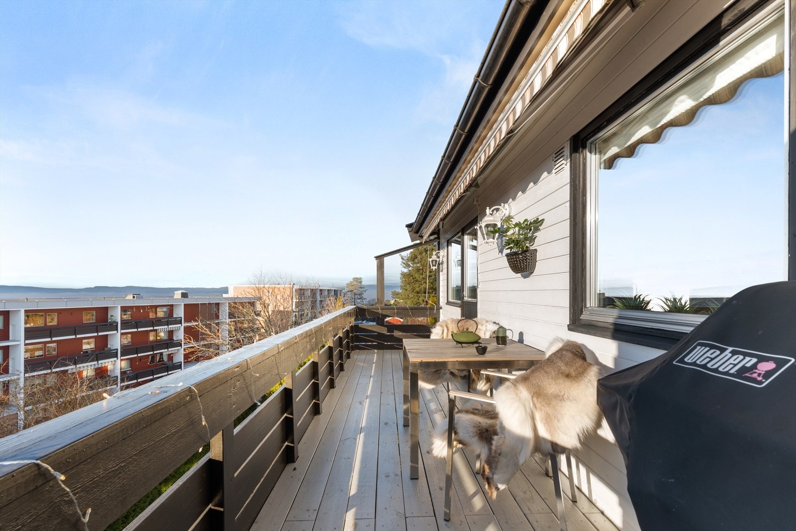 Fra stuen er det utgang til en veranda på ca. 12 m² med fantastisk utsyn. Her kan varme og solfylte sommerdager nytes til det fulle! Galleribilde