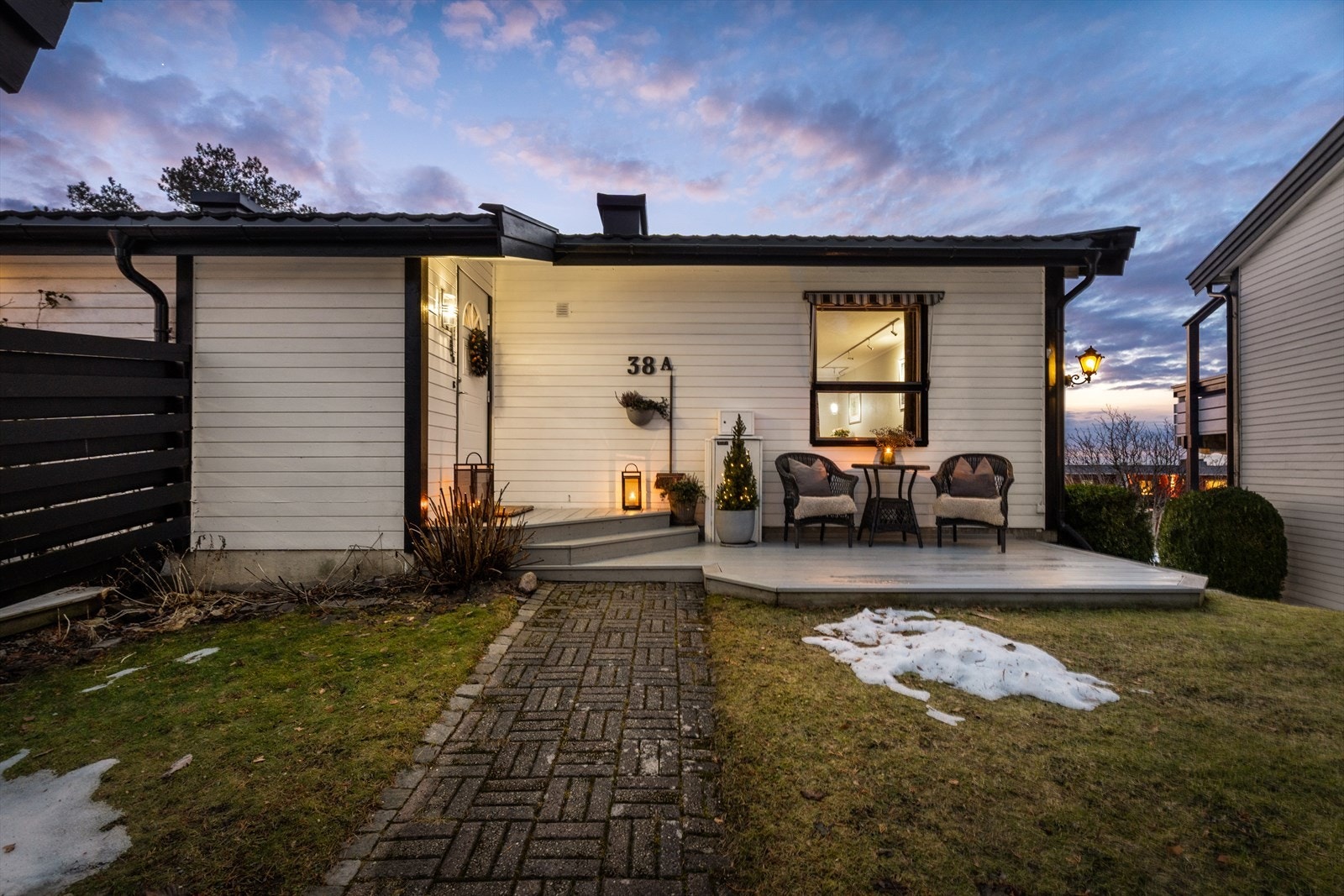 Tre flotte, solrike uteplasser og en fantastisk utsikt! Galleribilde